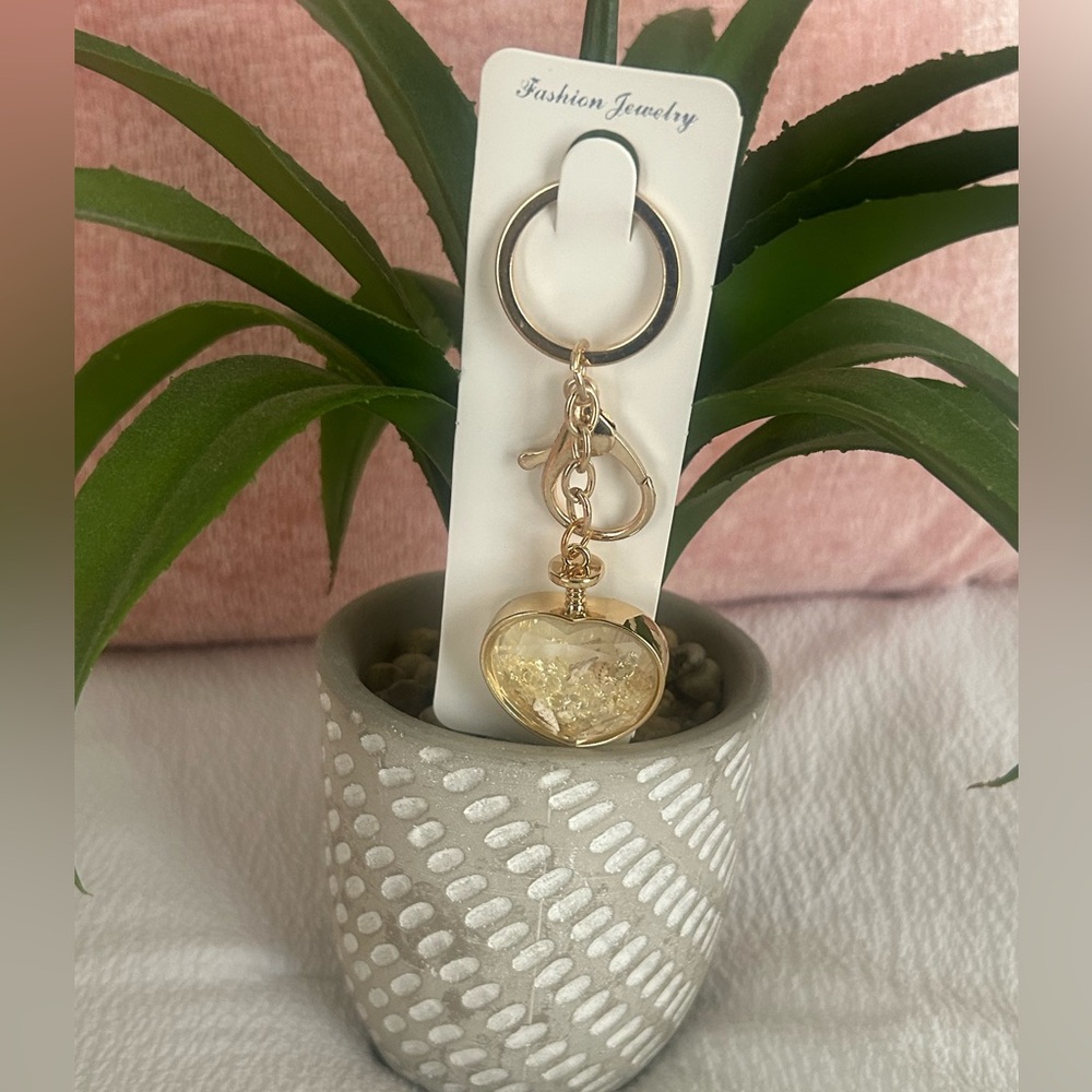 Chic Gold Heart Keychain - Picture 2 of 2